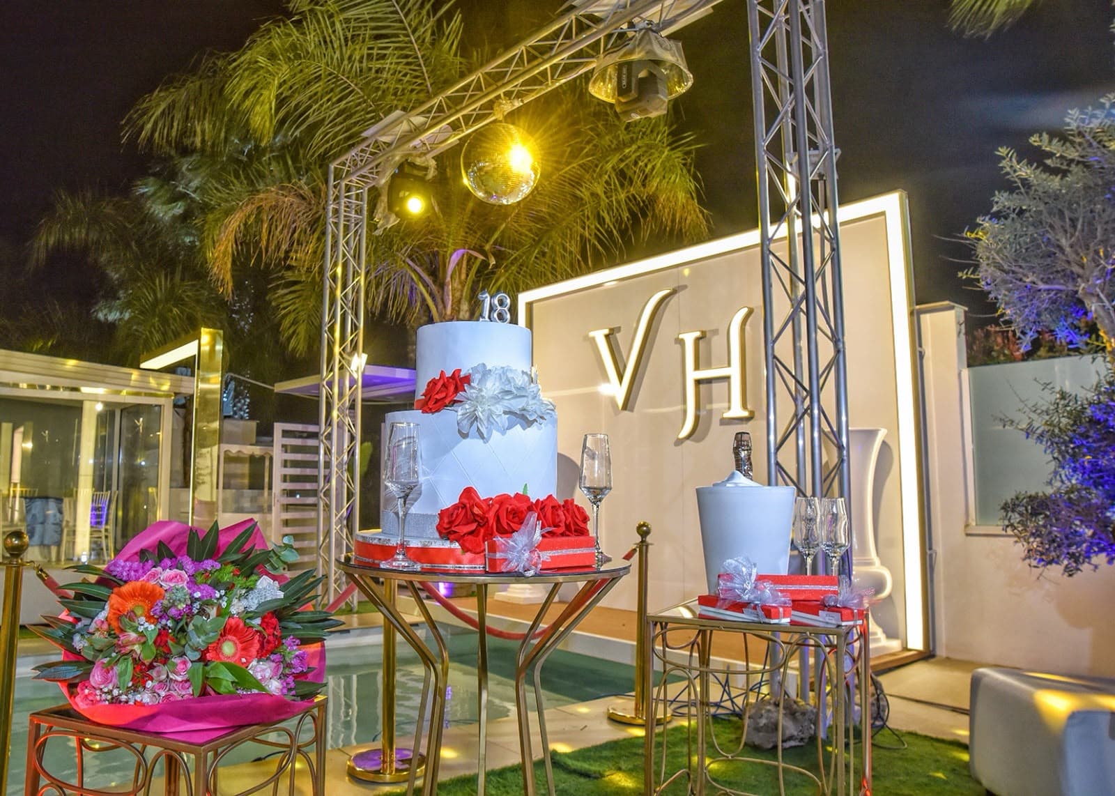 Allestimento torta con fiori e dettagli rossi e oro