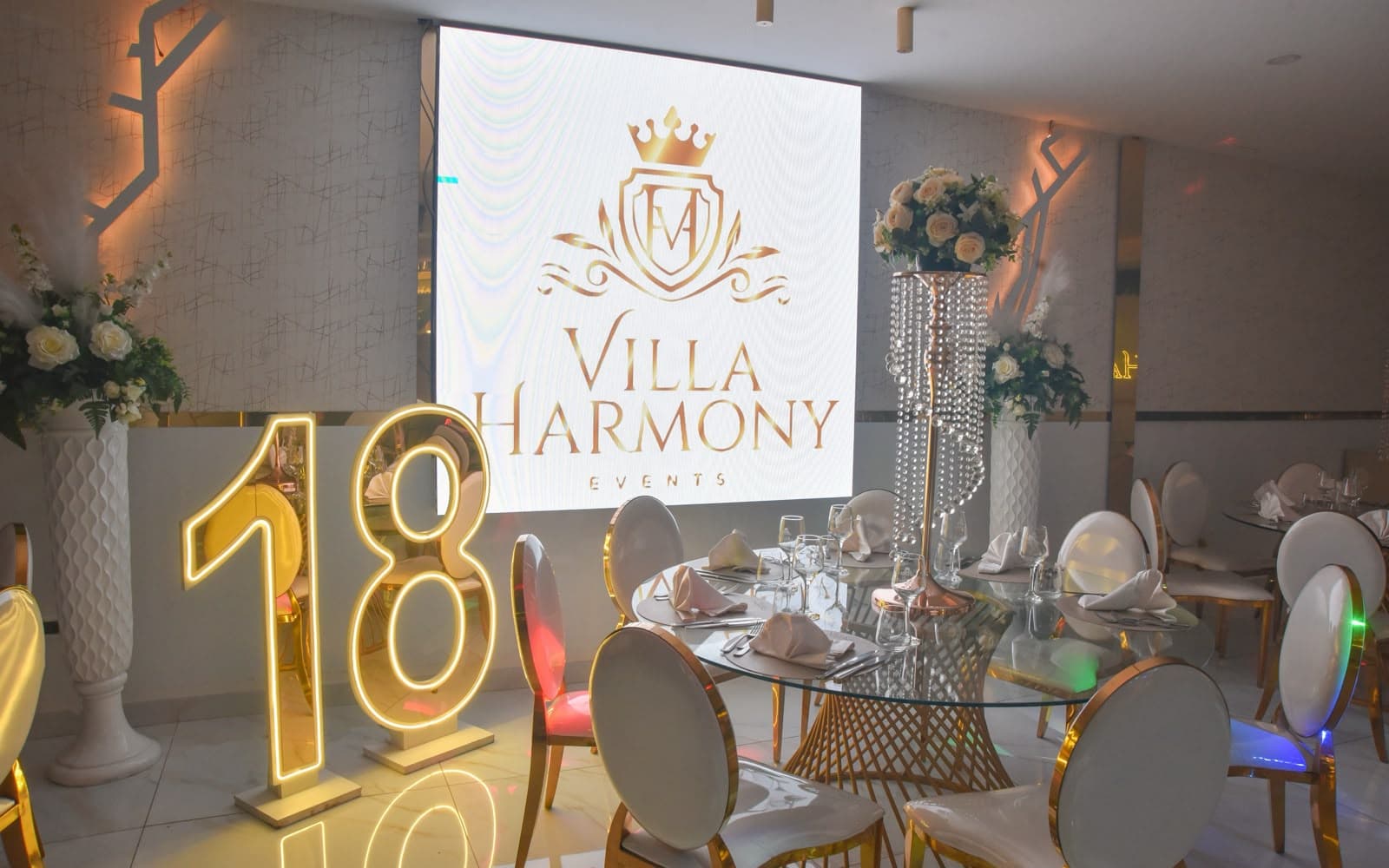 Tavolo allestito per una festa di diciottesimo compleanno
