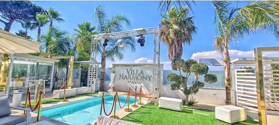 Cortile con piscina di Villa Harmony durante il giorno
