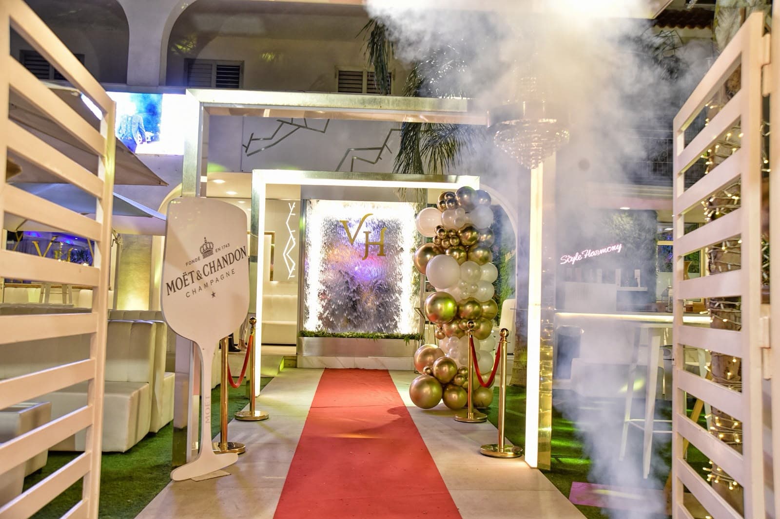 Ingresso di Villa Harmony con tappeto rosso e scenografia luminosa