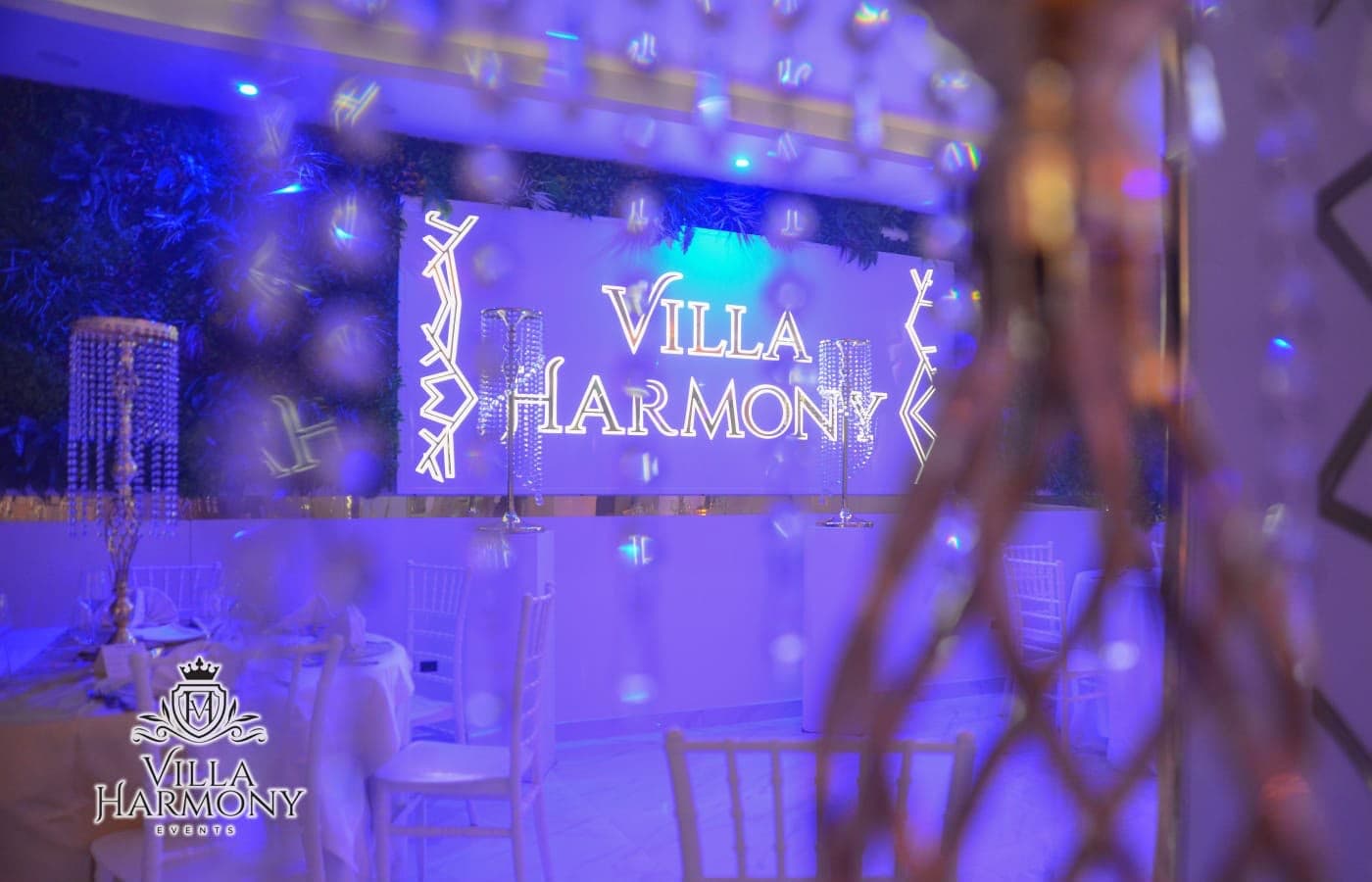 Sala interna di Villa Harmony illuminata nei toni del blu