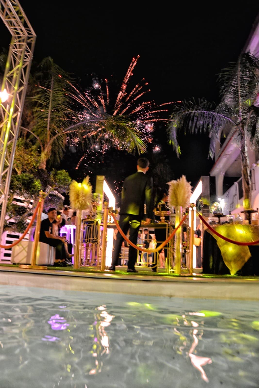 Serata con spettacolo di fuochi d’artificio presso la piscina