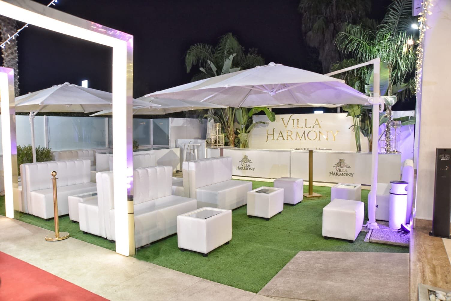 Lounge esterna di Villa Harmony con sedute bianche