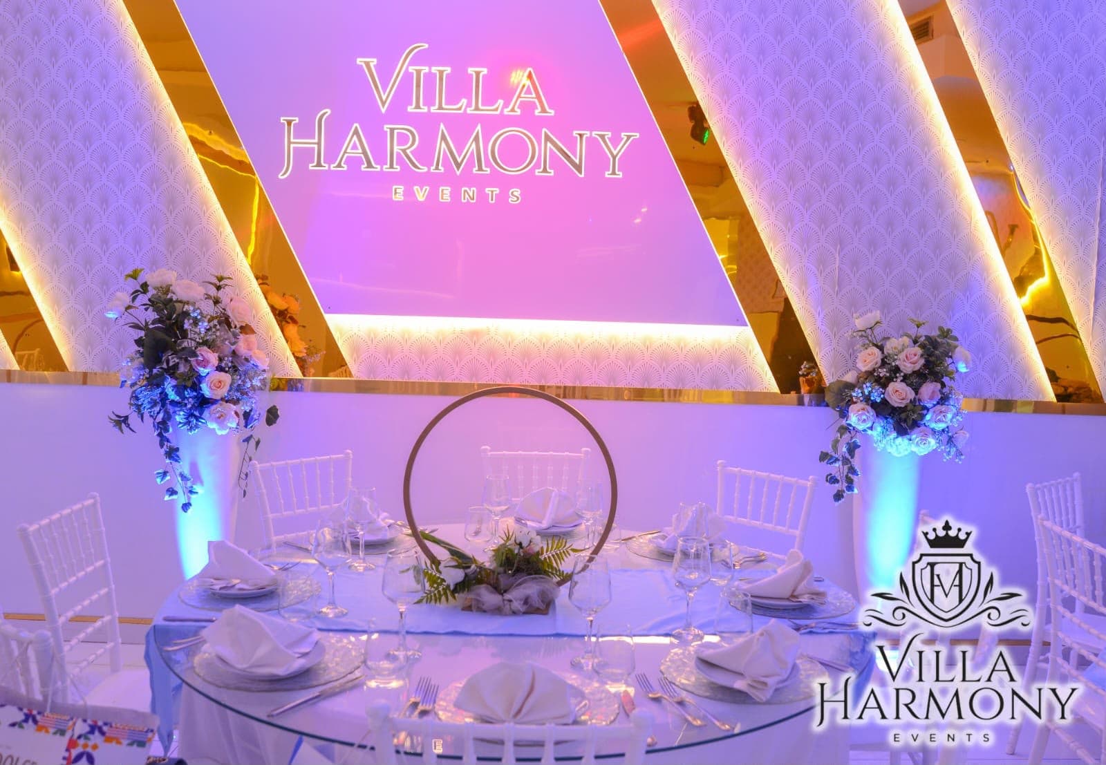 Tavolo preparato nella sala di Villa Harmony